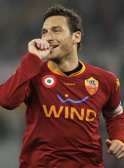 Totti festeja un gol.