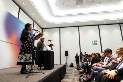 Ruperta Bautista lee un poema de Lorca en lengua tsotsil en la FIL de Guadalajara.