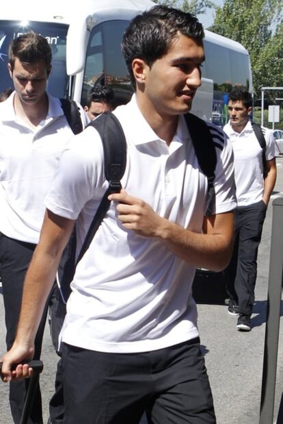 El jugador Nuri Sahin, junto al resto del equipo en el aeropuerto de Barajas para comenzar la pretemporada