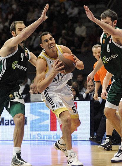 El jugador argentino del Real Madrid intenta zafarse de la presión de los griegos durante el partido ante el Panathinaikos