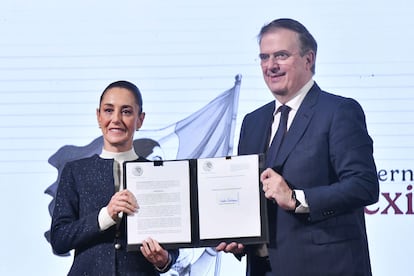 Claudia Sheinbaum y Marcelo Ebrard con el decreto de apoyo a la industria textil en Palacio Nacional. 