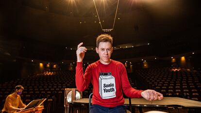 Sylvain Gasançon, nuevo director de la Orquesta Filarmónica de la UNAM en la Sala Nezahualcóyotl de Ciudad de México.