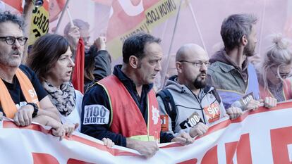 Vincent Lindon (centro), en un fotograma de 'En guerre'. 