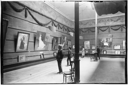 Exposición en la Sala Parés dedicada a Lluïsa Vidal en 1919, meses después de fallecer por gripe española.