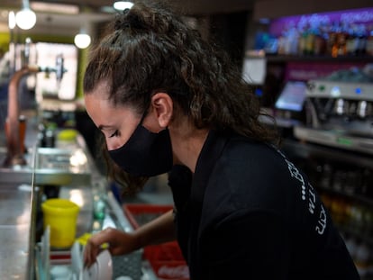 Garçonete trabalha em um bar de Toledo, na Espanha.