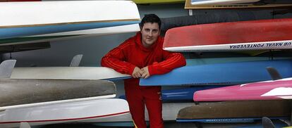 David Cal posa entre varias canoas en el club naval de Pontevedra, donde se entrenaba para los Juegos Olímpicos 2012 de Londres, en abril de 2012.