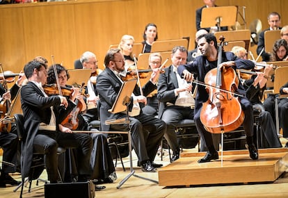 El violinista Jan Mráček (a la izquierda) y el violonchelista Pablo Ferrández (sobre la tarima) durante el 'Concierto para violonchelo' de Dvořák, el 5 de marzo en Madrid.