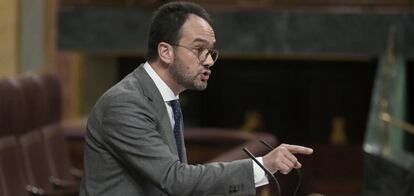 El portavoz parlamentario del PSOE, Antonio Hernando, en el pleno del Congreso.