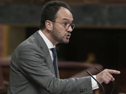 El portavoz parlamentario del PSOE, Antonio Hernando, en el pleno del Congreso.