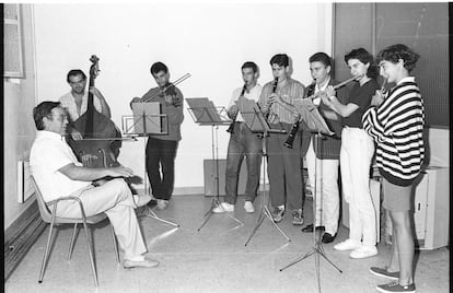 Manuel Rodríguez Sales, dirige un ensayo en la sede del paseo de Colón, en Leganés, en 1987.