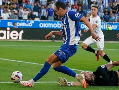 Kike García supera a Dmitrovic para hacer el 4-2 del Alavés al Sevilla.