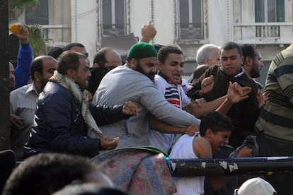 Varios manifestantes golpean a un niño durante los choques entre partidarios y detractores de Morsi en Alejandría.