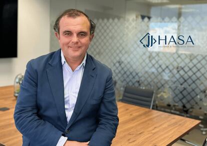 Miguel Bustamante se incorpora a Jhasa como nuevo consejero ejecutivo. Antes de unirse a la firma, Bustamante lideraba el área de desarrollo de negocio y canales de distribución en Howden RS. Asimismo, ostentó el cargo de director de negocio en la zona norte en Willis Towers Watson durante más de ocho años. Previamente a ello, fue socio director y fundador de Adartia Global. Cuenta también con experiencia como responsable de seguros financieros en AON.