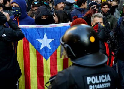 Un joven porta una bandera 'estelada' durante una de las manifestaciones contra el Consejo de Ministros en Barcelona.