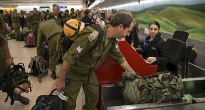 Un soldado israelí entrega su equipaje antes de volar a Nepal.