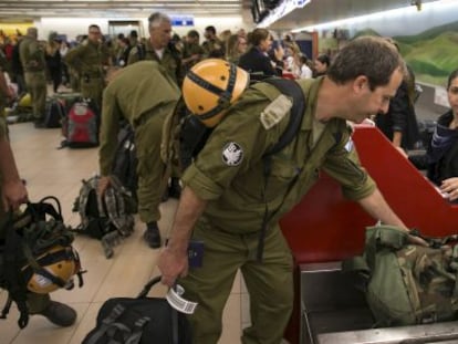 Un soldado israelí entrega su equipaje antes de volar a Nepal.