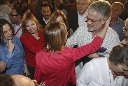 Chacón saluda a Marín en presencia de Pajín el sábado en Olula del Río.