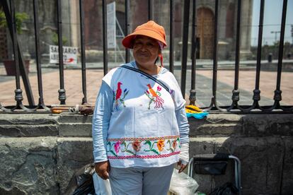 Ana Silvia Rendón, vendedora ambulante en el Centro Histórico de Ciudad de México el día 17 de abril de 2024. 