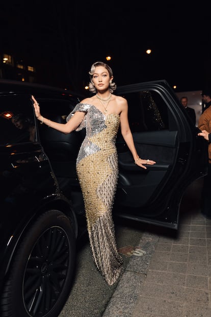 En una gala que ha destacado por la sobriedad y el 'chic' francés, Gigi Hadid ha querido arriesgar con un look propio de las citas de Hollywood.