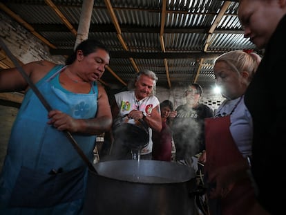 Un grupo de voluntarias cocina en un comedor comunitario en Villa Fiorito, a las afueras de Buenos Aires, el 13 de febrero 2024.