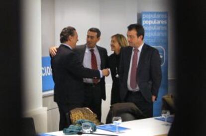 Alfredo Prada (izquierda) y Manuel Cobo (derecha) en una reuni&oacute;n del PP en 2009.