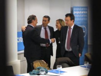 Alfredo Prada (izquierda) y Manuel Cobo (derecha) en una reuni&oacute;n del PP en 2009.