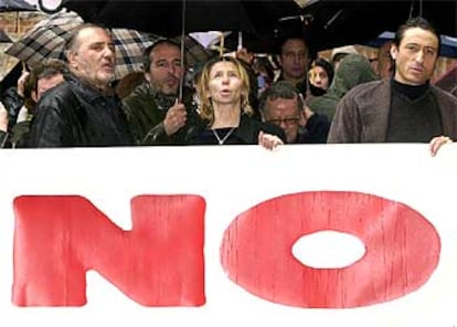Un grupo de actores sostiene una pancarta con el &#39;No a la guerra&#39; ante la sede de Cultura.