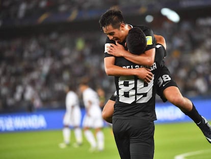 La celebración entre Érick Sánchez y Roberto De la Rosa