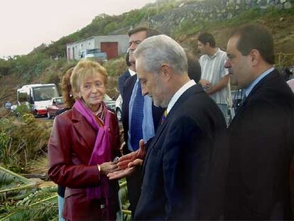 Fernández de la Vega y el presidente canario, Adán Martín (segundo por la derecha), en La Palma.