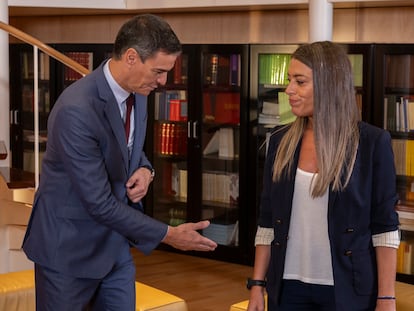 Pedro Sánchez y la portavoz de Junts, Míriam Nogueras, este lunes en el Congreso.