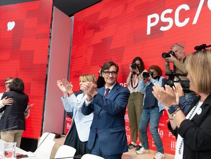 El líder del PSC y candidato del partido a la presidencia de la Generalitat, Salvador Illa, en el centro, este lunes a su llegada a una reunión de la ejecutiva del PSC, en Barcelona.