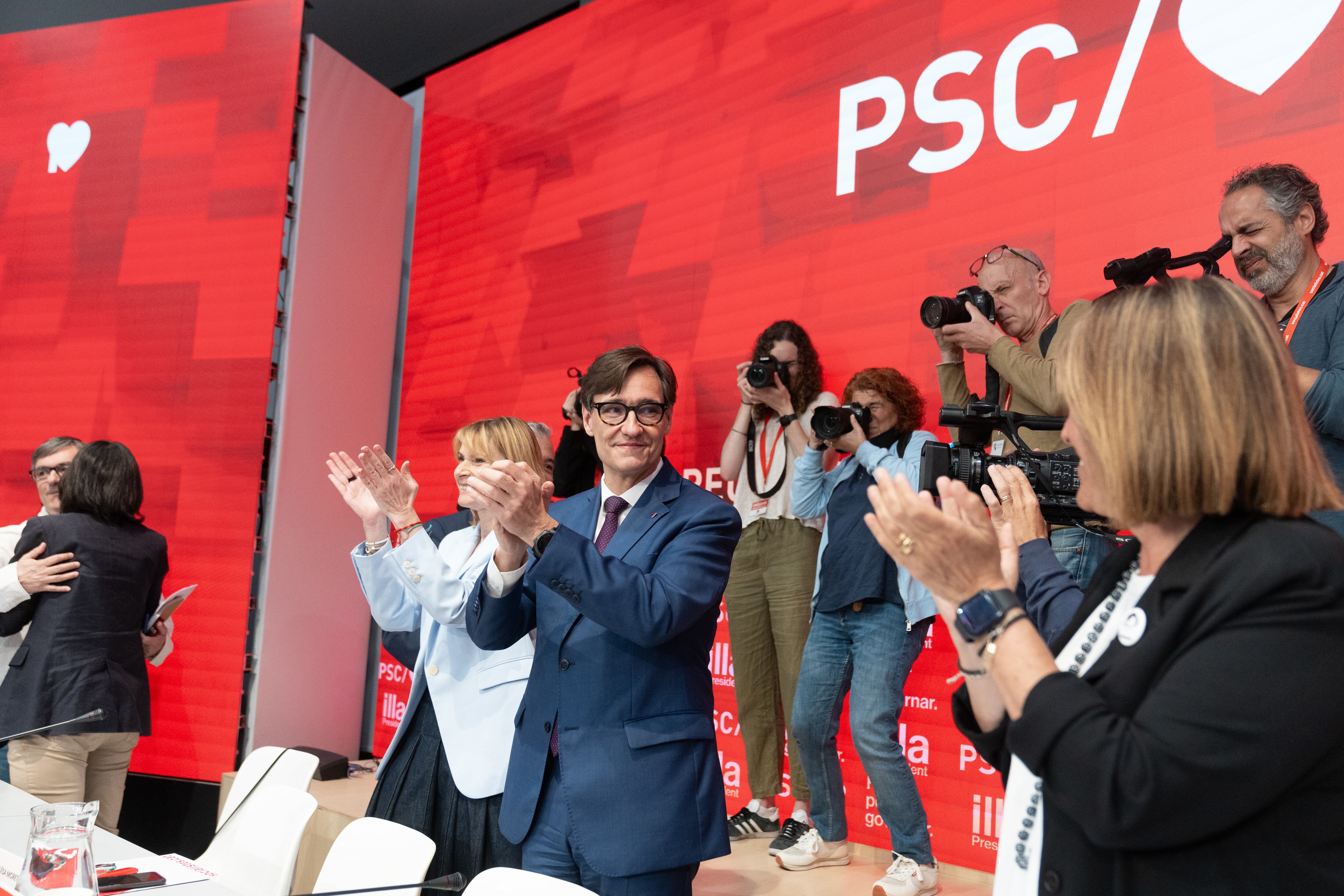 El líder del PSC y candidato del partido a la Presidencia de la Generalitat, Salvador Illa (centro), a su llegada a una reunión de la ejecutiva del PSC este lunes en Barcelona. 
