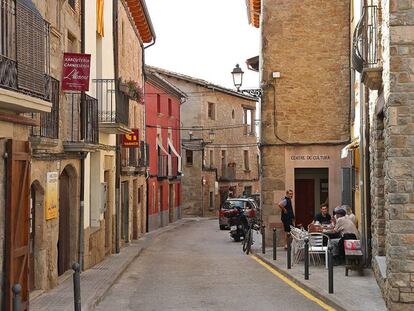 Inici del carrer Major de Perafita (Lluçanès), amb Cal Pensiró i el Cafè del Mig en primer terme. 