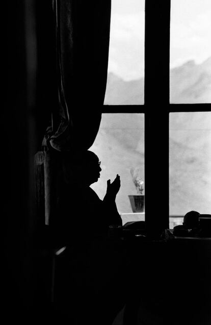 <p>El Dalai Lama reza durante la iniciación kalachakra en el monasterio de Ki, Spiti (India). La kalachakra es una de las numerosas enseñanzas tántricas y de las prácticas esotéricas en el budismo tibetano. Hoy en día, la kalachakra se practica en todos las escuelas del budismo tibetano, aunque aparece de manera muy importante en el linaje Gelug, el del Dalái Lama. A los Dalai Lamas, especialmente el 1º, el 2º, el 7º, el 8º y el actual (el 14º) les ha interesado en concreto esta práctica. El Dalái Lama actual ha realizado más de 30 iniciaciones kalachakra en todo el mundo, y es el miembro del linaje de la kalachakra más destacado que sigue vivo actualmente.</p>  
<p>El mandala de arena de la kalachakra se dedica a la paz individual y mundial y al equilibrio físico. El Dalai Lama lo explica: “Es una manera de plantar una semilla, y esa semilla tendrá un efecto kármico. No hay que estar presente en la ceremonia de la kalachakra para recibir sus beneficios”. </p>


