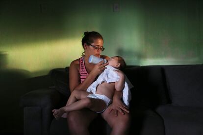Una madre da el biberón a su hijo con microcefalia, en la localidad de Recife.