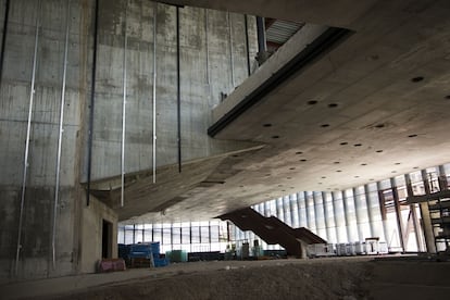 Vestíbulo previo al auditorio del CREAA, donde se aprecia una escalera de metal de diseño vanguardista. Dos terceras partes del complejo están soterrados.