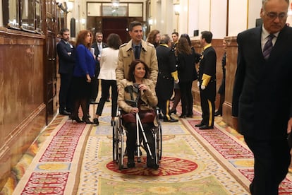 La diputada socialista Adriana Lastra, en silla de ruedas tras sufrir una caída en el acto de constitución de las Cortes el pasado martes, a su llegada al Congreso de los Diputados este viernes.