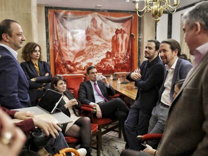 Distendida reunión tras hacer públicos los detalles del acuerdo de Gobierno entre PSOE y Unidas Podemos.