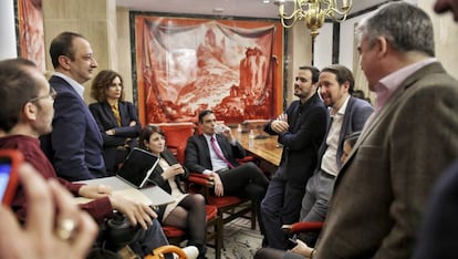 Distendida reunión tras hacer públicos los detalles del acuerdo de Gobierno entre PSOE y Unidas Podemos.