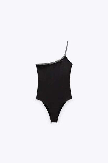 De escote asimétrico y con un finísimo tirante joya, este diseño de Zara es el bañador con identidad propia que también podrás reutilizar como body.