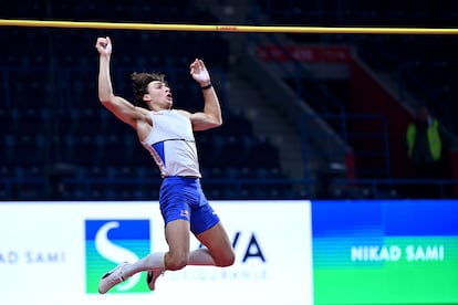 Armand Duplantis durante el ejercicio con el que ha superado su propio récord en Belgrado.