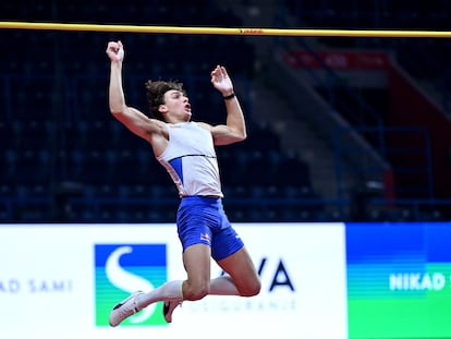 Armand Duplantis durante el ejercicio con el que ha superado su propio récord en Belgrado.