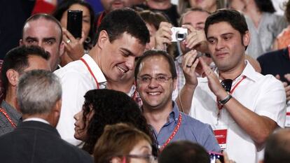 Pedro Sánchez y César Luena, en el congreso extraordinario este verano.