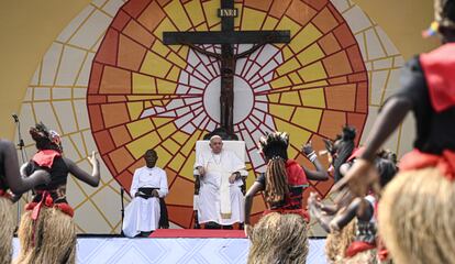 El Papa contempla bailes tradicionales del Congo durante su reunión con jóvenes en el Estadio de los Mártires, el jueves 2 de febrero en Kinsasa.