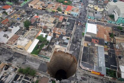 El paso de la tormenta Agatha por Ciudad de Guatemala provocó un corrimiento de tierras que dejó al descubierto un gigantesco cráter.