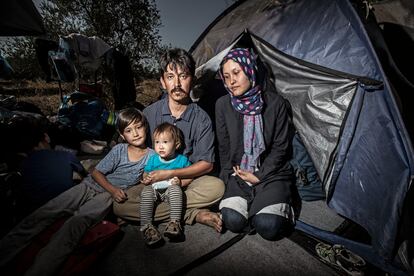 Ismael Yussefi, Masomeh Etemadi y sus dos hijos, en el campamento que levantaron con otras familias en la carretera de Moria, en Lesbos (Grecia).