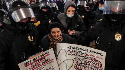 Agentes antidisturbios detienen a una mujer durante una protesta contra la guerra en Ucrania, el pasado 2 de marzo en San Petersburgo.