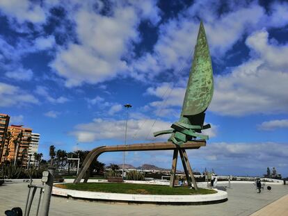Monumento homenaje a la Vela Latina realizado por Giraldo y se encuentra en la Avenida Marítima de Las Palmas de Gran Canaria.