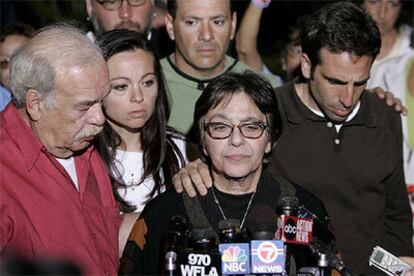 Mary Schindler, la madre de Terri, ruega a su yerno Michael que deje a su hija bajo su cuidado ante el hospicio Woodside, donde sigue ingresada.