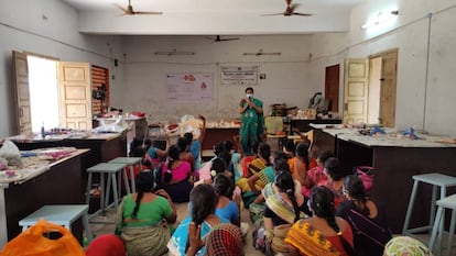 Gayathri Usman, jefa de estación de Kadal Osai, durante una charla sobre concienciación del matrimonio infantil en la sede de la radio, en Pamban